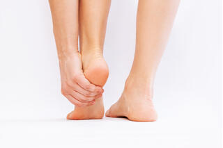 Lider du av plattfot? Behøver føttene dine støtte? Her vil du få noen tips til hvordan du kan lindre smerte og få bedre komfort.